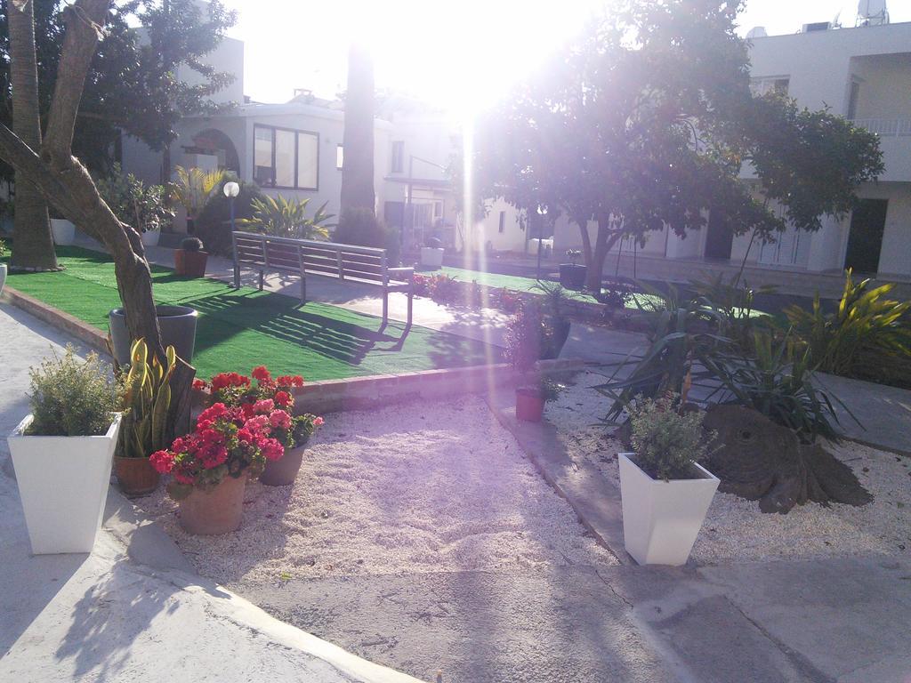 Zoe'S Court Aparthotel Klorakas Ngoại thất bức ảnh