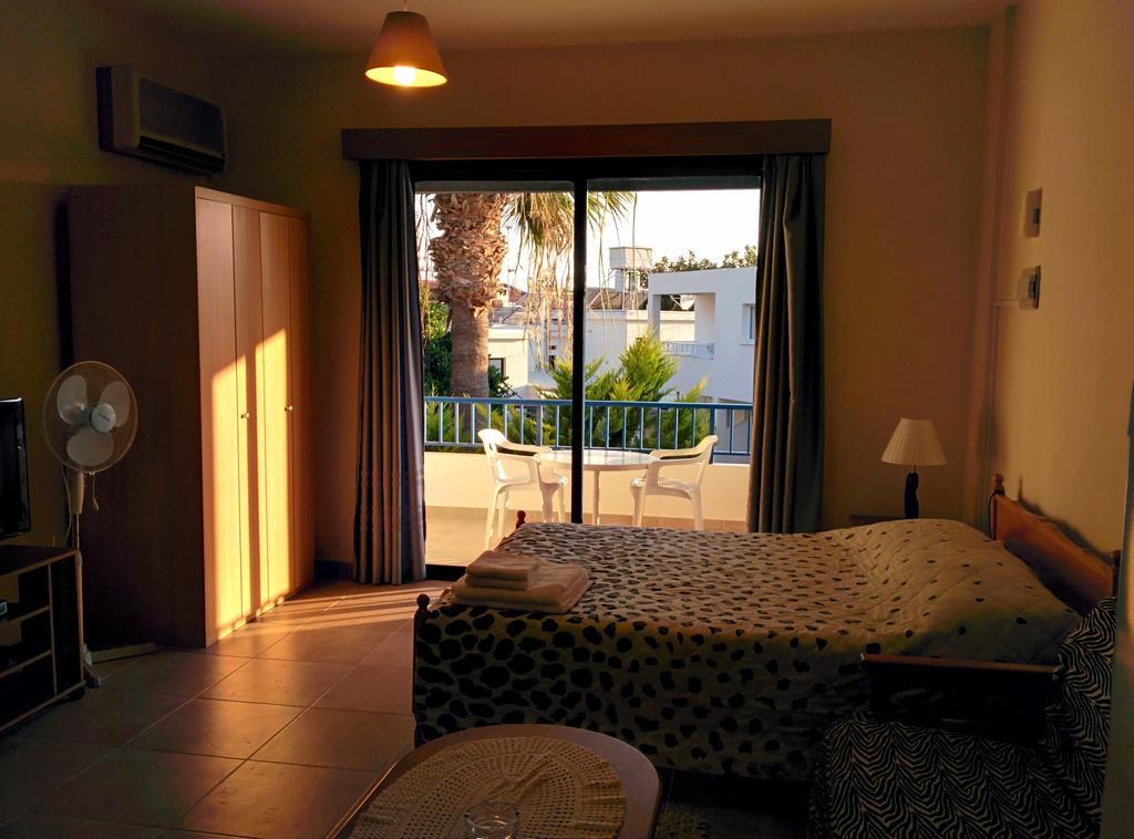 Zoe'S Court Aparthotel Klorakas Ngoại thất bức ảnh