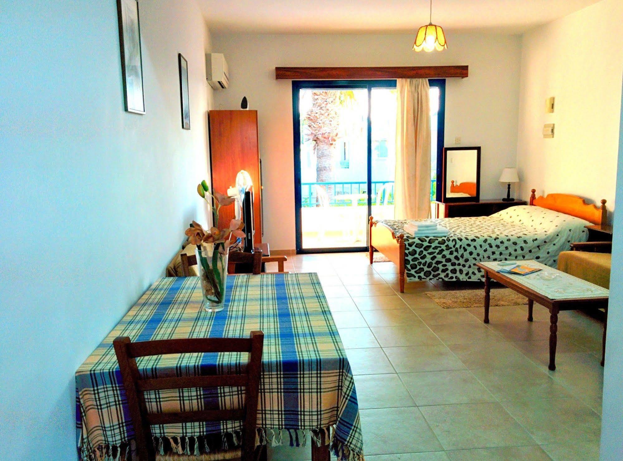 Zoe'S Court Aparthotel Klorakas Ngoại thất bức ảnh