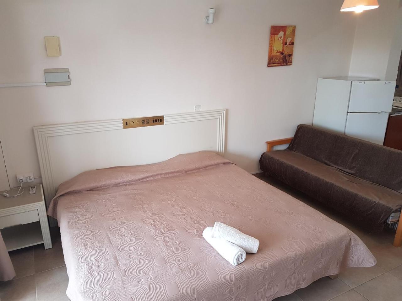 Zoe'S Court Aparthotel Klorakas Ngoại thất bức ảnh